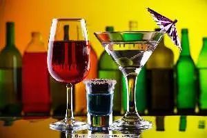 無酒精飲料市場動態 喜力新廣告、怡泉推減糖版，專家警示能量飲料與酒精混合風險